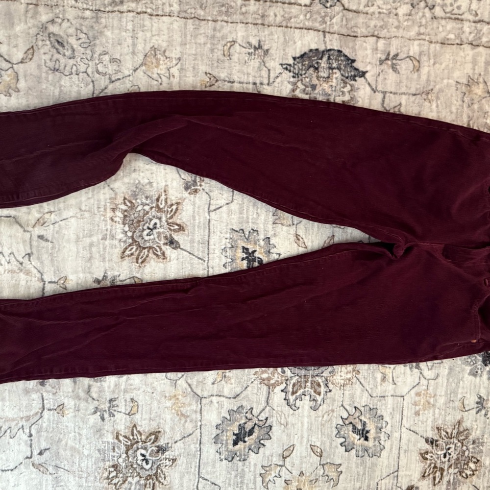 NWOT Levi’s Velvet Burgundy Corduroy Pants w27 l32 - Picture 2 of 5